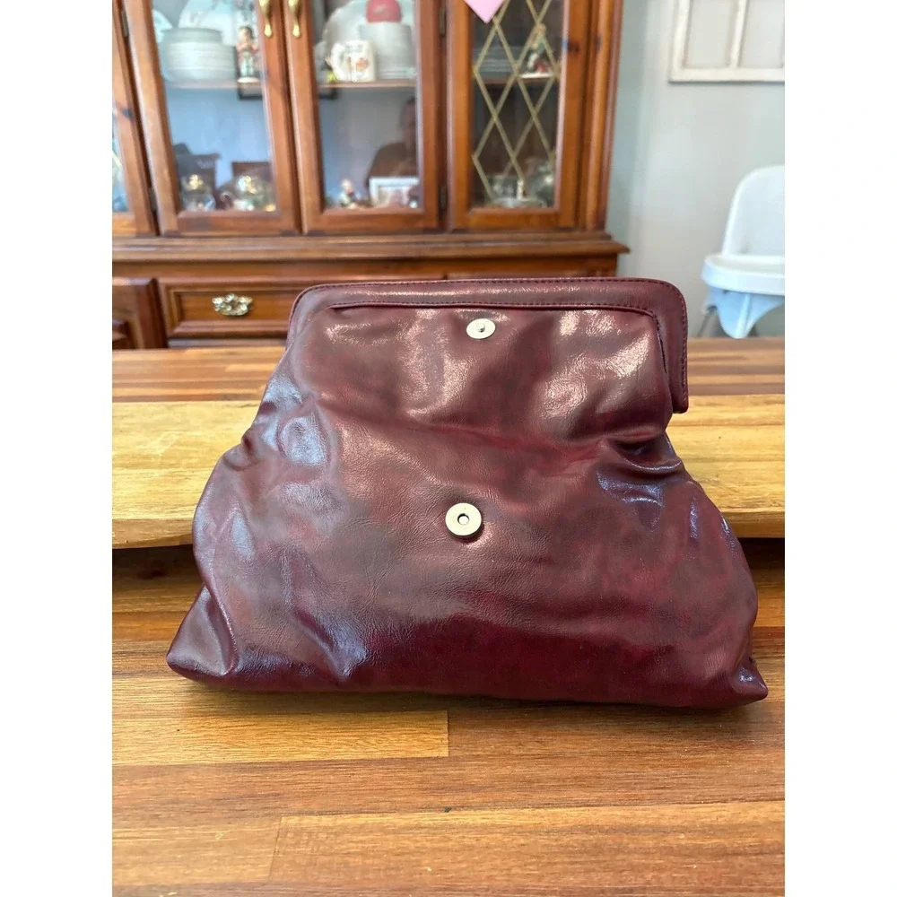 Daisy Fuentes Clutch Bag Womens Medium Burgundy Excellent Pleated Faux Leather